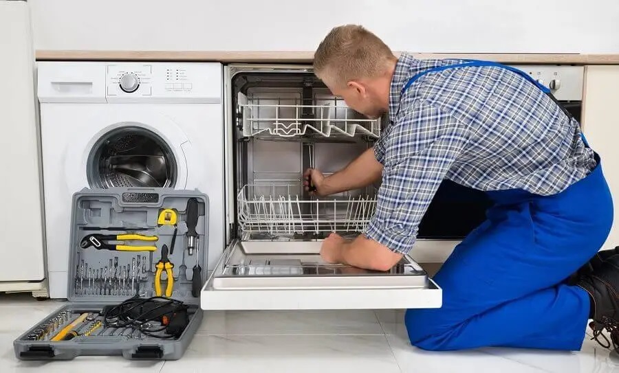 Gölbaşı Panasonic servisi teknisyen ekibi beyaz eşya tamiri yaparken